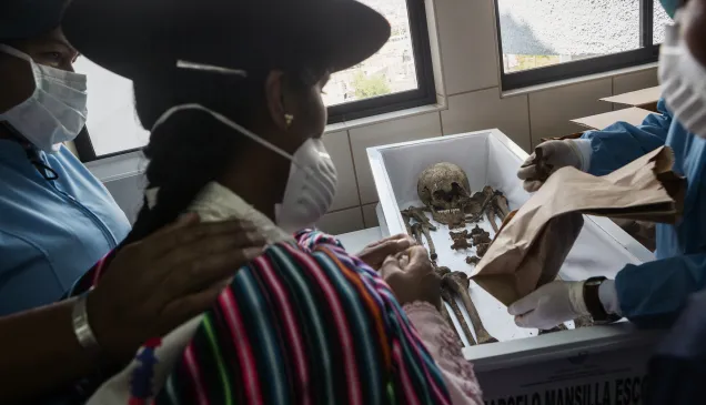 Perú, 2019. Familiares de 64 personas desaparecidas durante el periodo de violencia (1980-2000) dieron un entierro digno a sus seres queridos en el año 2019.