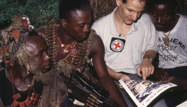 Sierra Leone. Difusión de los principios del Derecho Internacional Humanitario y de la Cruz Roja a miembros de milicias locales y a cazadores tradicionales de Kamajors.