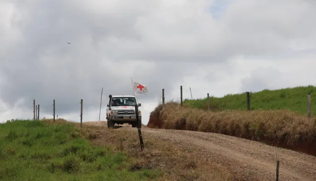 Un vehículo del CICR en una zona rural.