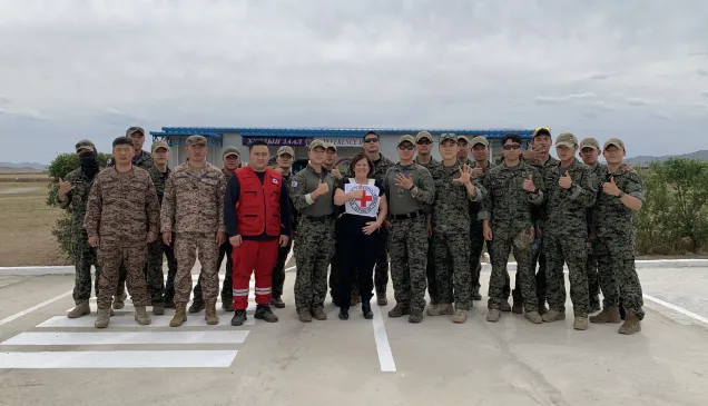 Kath Stewart, the ICRC’s Regional Coordinator for Armed and Security Forces in the Asia-Pacific, with ROK Platoon at Khaan Quest 2025.
