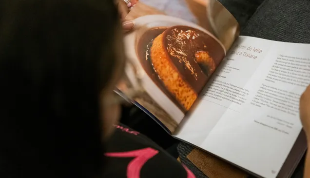 O livro reúne 43 receitas de familiares de pessoas desaparecidas, transformando a dor da ausência em memória afetiva e a cozinha em um espaço de memória e homenagem.
