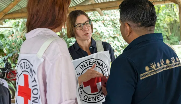 Foto de la Presidenta Mirjana Spoljaric, hablando con una persona de una comunidad indígena en Colombia 
