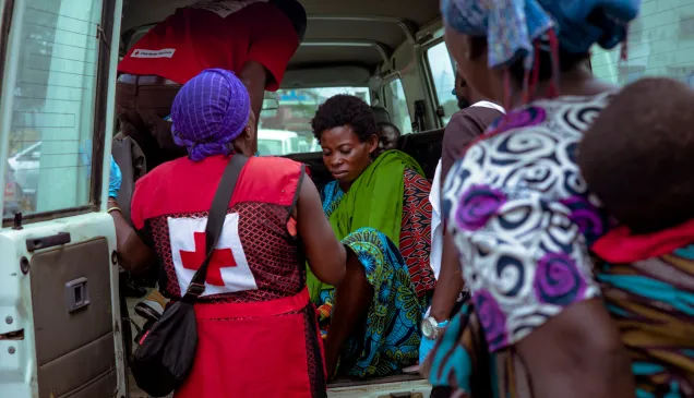 Depuis début décembre, les combats armés provoquent un afflux de blessés par armes dans plusieurs territoires du Sud-Kivu. La semaine dernière, avec la Croix-Rouge de la RDC, les équipes du CICR ont évacué plusieurs dizaines de blessés à l’Hôpital Général de Référence d’Uvira. Du 2 au 8 décembre, plus de 70 personnes blessées y ont été prises en charge. Le CICR soutient depuis plusieurs mois cet hôpital en intrants médicaux et médicaments vitaux ainsi qu’en formation du personnel.
