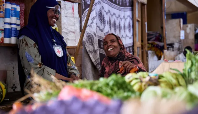 ICRC staff enjoys a casual talk with an affected person