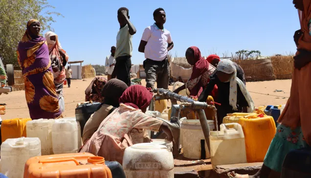 Réfugiés soudanais au point d'eau CICR à Adré