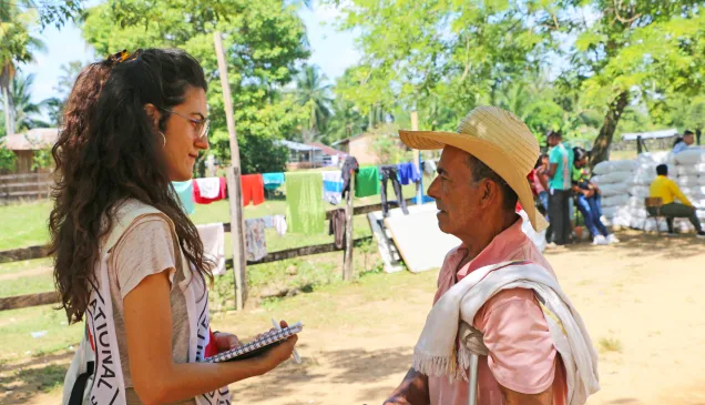 Una persona del Comité Internacional de la Cruz Roja conversa con un miembro de una comunidad local en una zona rural de Colombia.