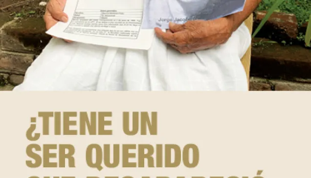Portada del folleto informativo. Retrato de una persona que sostiene retratos de personas desaparecidas.