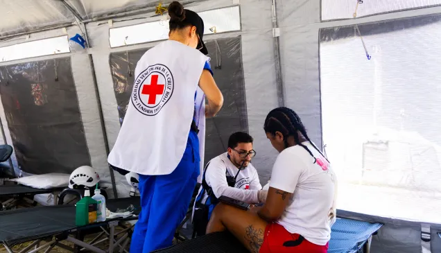 Voluntarios de la Cru Roja Venezolana atienden a una paciente en el Hospital de Campaña que se instaló en La Guaira luego de los terremotos ocurridos el 24 de junio de 2026.