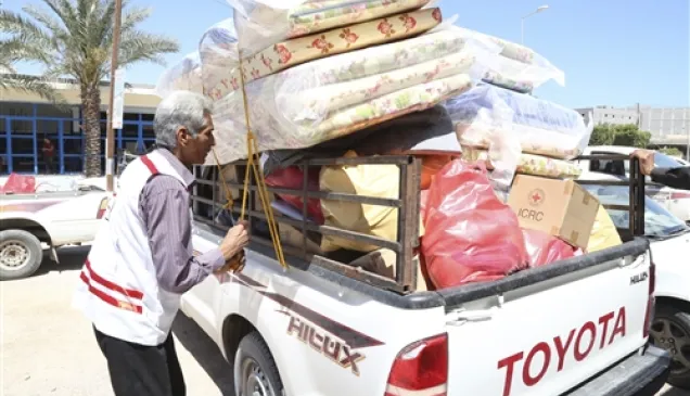 Misrata, ICRC sub-delegation warehouse. A staff from the Libyan Red Crescent is preparing an ICRC essential household items distribution for people displaced from Sirte.