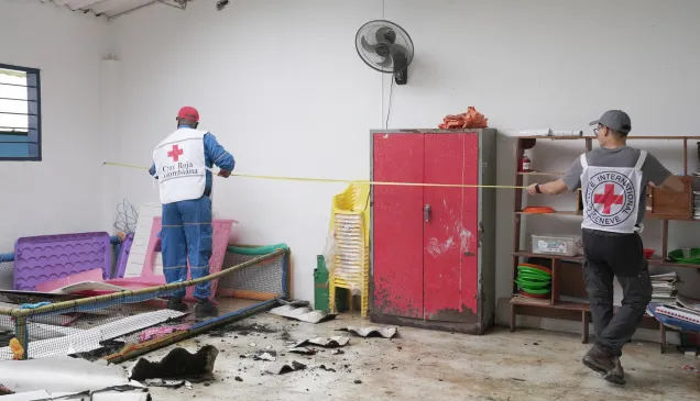 Personal del CICR y la Cruz Roja Colombiana evalúan los daños en una escuela de Chocó, afectada por el terremoto del 10 de agosto