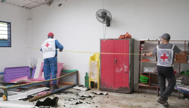 Personal del CICR y la Cruz Roja Colombiana evalúan los daños en una escuela de Chocó, afectada por el terremoto del 10 de agosto
