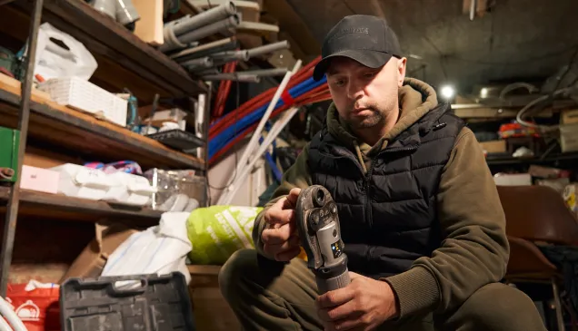 Maksim, displaced by the conflict between Russia and Ukraine, has undertaken a training to become a plumber, financed by the ICRC.