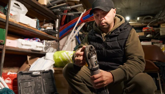 Maksim, displaced by the conflict between Russia and Ukraine, has undertaken a training to become a plumber, financed by the ICRC.