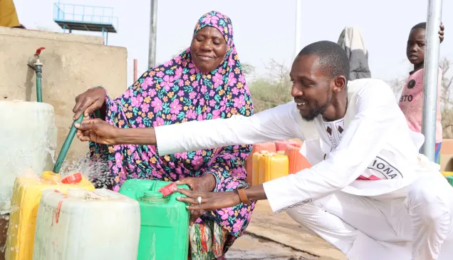 Asmaho puise de l’eau au forage du quartier CM Forces Vives de Dori