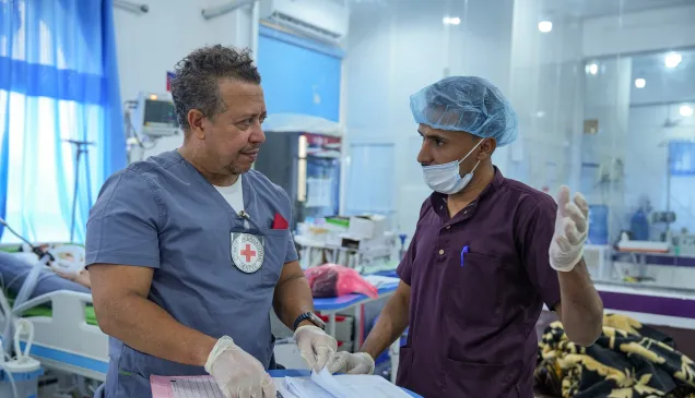 An ICRC surgical doctor working with Marib General Hospital medical staff. 23 September 2026