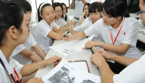 在投入“一线”活动之前，学生们先在他们熟悉的场地——教室中开始一天的活动，在那里他们认真听取人道法讲座并进行分组讨论，探讨有关人道法的各种问题。