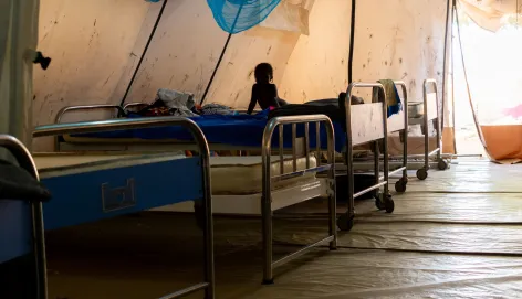 Silhouette of a child sitting on a bed in Biu General Hospital, Stabilization Centre. Photographer: Abdikarim Mohamed