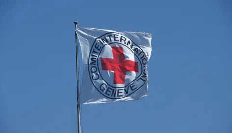 Bandera del CICR ondea frente a un cielo azul