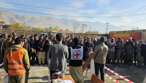 The ICRC team pitcured with community of Gulbahar, Kapisa