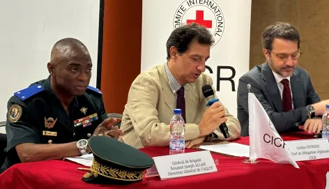 Grâce à des simulations réalistes, 24 experts militaires et juridiques ont approfondi leurs connaissances du droit international humanitaire et des droits de l'homme, afin de mieux protéger les civils dans le contexte de la lutte contre le terrorisme.