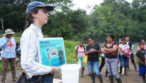 Una persona del Comité Internacional de la Cruz Roja está realizando una charla frente a comunidades. 