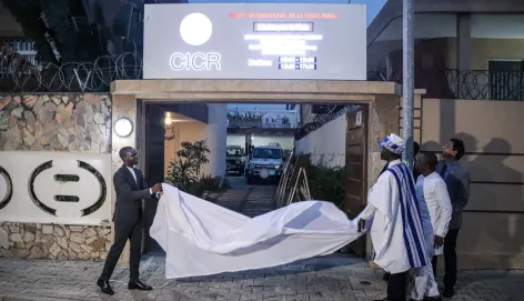 l'inauguration officielle de la mission du CICR à Cotonou. Cette scène symbolise le renforcement de la présence du CICR au Bénin et son engagement à collaborer étroitement avec les acteurs locaux pour répondre aux besoins humanitaires dans le nord du pays. L'atmosphère est à la fois formelle et empreinte de coopération, reflétant l'importance de cet événement pour l'avenir de l'action humanitaire au Bénin.