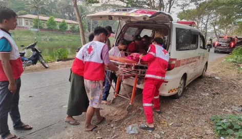 Un equipo de emergencia de la Cruz Roja de Myanmar carga a un herido en una camilla dentro de una ambulancia tras el terremoto de Myanmar, prestando ayuda médica urgente.