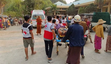 Socorristas del CICR transportan a un herido en camilla en Myanmar tras un devastador terremoto, mientras continúan las labores de ayuda de emergencia.