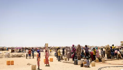 – Sudanese refugees at the transit site in Tiné, Eatern Chad, fetching water in the only water point available. 