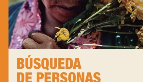Folleto sobre búsqueda de personas desaparecidas, muestra la fotografía de una mujer sosteniendo unas flores.