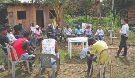 Una colaboradora del CICR en Colombia conversa con miembros de una comunidad.
