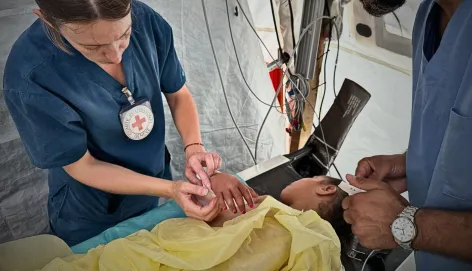 ICRC phsyiotherapist, Rieke Hayes, with a patient at the Red Cross Field Hospital in Rafah