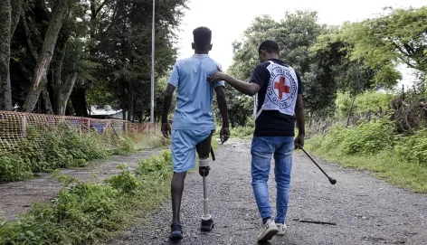 Tigray, Hospital de Shire. Un miembro del equipo de rehabilitación física del CICR ayuda a un paciente a practicar la marcha con su prótesis.
