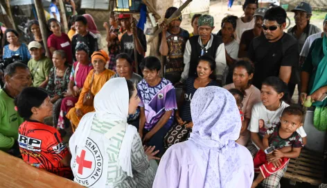 Hiro Yabusaki, head of Cotabato subdelegation, speaks with conflict-affected indigenous people in Datu Hoffer, Ampatuan, Maguindanao del Sur