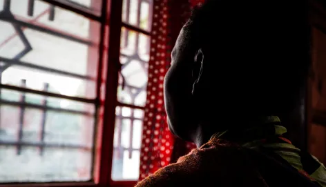 Photo d'une victime de violences sexuelles, vue de dos, RD Congo