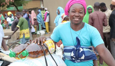 « Ces vivres vont faire une grande différence pour ma famille, surtout les enfants. Nous en avions vraiment besoin. » Elisabeth YOUGBARE, déplacée interne à Tenkodogo