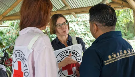 Foto de Mirjana Spoljaric con una persona de una comunidad indígena en Colombia