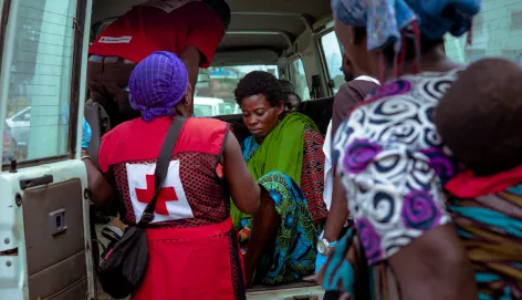 Depuis début décembre, les combats armés provoquent un afflux de blessés par armes dans plusieurs territoires du Sud-Kivu. La semaine dernière, avec la Croix-Rouge de la RDC, les équipes du CICR ont évacué plusieurs dizaines de blessés à l’Hôpital Général de Référence d’Uvira. Du 2 au 8 décembre, plus de 70 personnes blessées y ont été prises en charge. Le CICR soutient depuis plusieurs mois cet hôpital en intrants médicaux et médicaments vitaux ainsi qu’en formation du personnel.