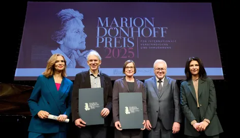 komitee-vom-roten-kreuz-mit-marion-doenhoff-preis-geehrt-image-group