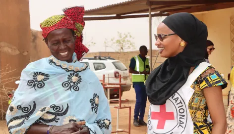La présidente de la Coordination Provinciale des Organisations Féminines du Soum échange un sourire complice avec une collègue, symbole de solidarité et de détermination au service de leurs communautés.