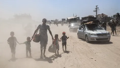 Des Palestiniens fuient leurs maisons dans la partie est de Khan Younis, à Gaza, le 22 juillet 2024. 