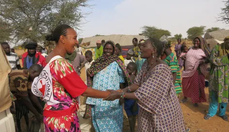 Image d'illustration. Une collaboratrice du CICR en plein échange avec des bénéficiaires