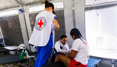 Voluntarios de la Cru Roja Venezolana atienden a una paciente en el Hospital de Campaña que se instaló en La Guaira luego de los terremotos ocurridos el 24 de junio de 2026.