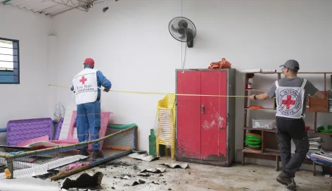 Personal del CICR y la Cruz Roja Colombiana evalúan los daños en una escuela de Chocó, afectada por el terremoto del 10 de agosto