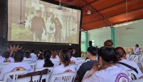 Fotografía de las personas durante la proyección 