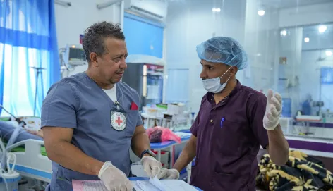 An ICRC surgical doctor working with Marib General Hospital medical staff. 23 September 2026