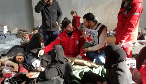 The ICRC and the Syrian Arab Red Crescent assess the needs of people who gathered in collective shelters after fleeing fighting in the region of Aleppo, Syria (2016).