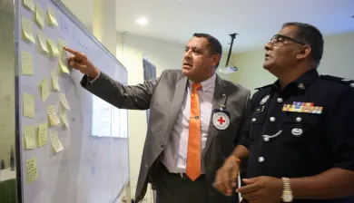 In Malaysia, an ICRC expert and a senior police officer discuss a case study during a one-week workshop for senior officers on international policing standards. Norma Abdul Hamid/ICRC