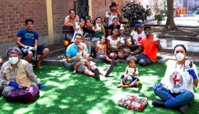 Personas de una comunidad peruana asistida por el CICR durante la pandemia de COVID-19.