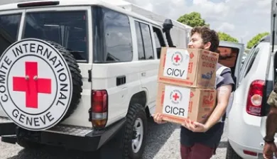 A equipe do CICV carrega caixas de ajuda humanitária no Brasil durante a pandemia da COVID-19.